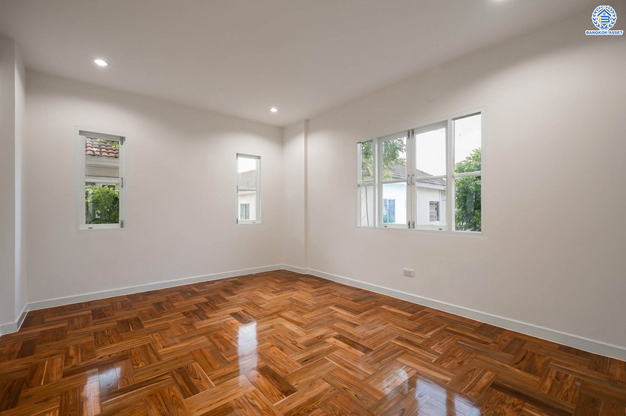 บ้านตกแต่งใหม่ โครงการ มัณฑนา  วัดพระเงิน ตกแต่งหรูหราดีไซน์สุด Classic เนื้อที่ 85.6 ตร.ว ฟังก์ชันจัดเต็ม 3 ห้องนอน 4 ห้องน้ำ 1 ห้องแม่บ้าน จอดรถได้ถึง 2 คัน เชื่อมต่อถนนกาญจนาฯ ใกล้รถไฟฟ้าสายสีม่วง "สถานีสามแยกบางใหญ่" และทางด่วน "ศรีรัช" รายล้อมด้วยสิ่งอำนวยความสะดวกมากมาย